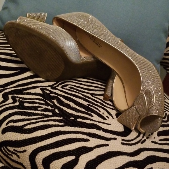 Kelly & Katie Metallic Pumps - Picture 6 of 7